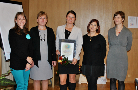 Vikýř - certifikát převzala ředitelka Martina Šípková (uprostřed)